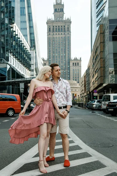 Milující pár procházející se po městě. Ten chlap s holkou ve Varšavě. Romantický vztah. — Stock fotografie
