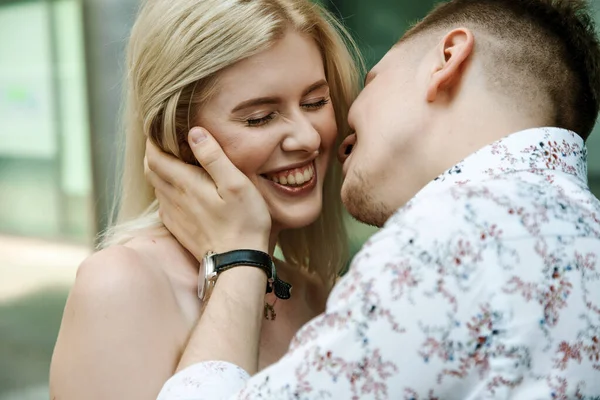 Alojamiento en pareja caminando por la ciudad. El tipo con la niña en Varsovia. Relaciones románticas. —  Fotos de Stock