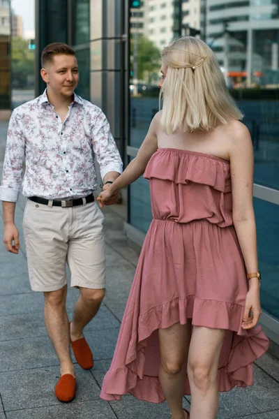 Couple amoureux marchant dans la ville. Le gars avec la fille à Varsovie. Relations romantiques. — Photo