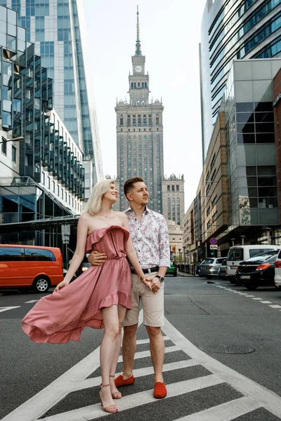 Amar casal andando na cidade. O cara com a menina em Varsóvia. Relação romântica. — Fotografia de Stock