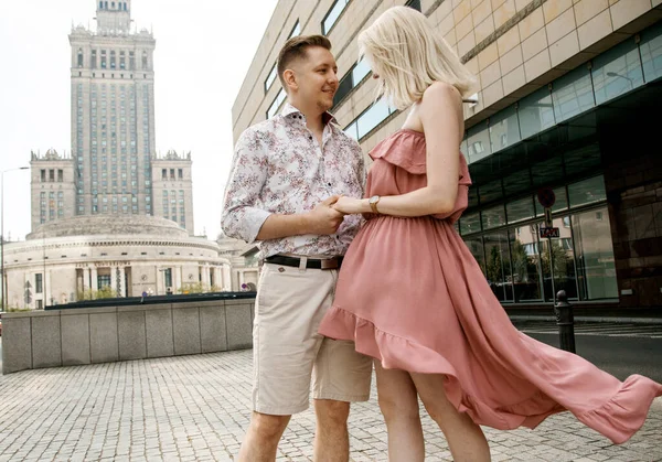 Alojamiento en pareja caminando por la ciudad. El tipo con la niña en Varsovia. Relaciones románticas. — Foto de Stock