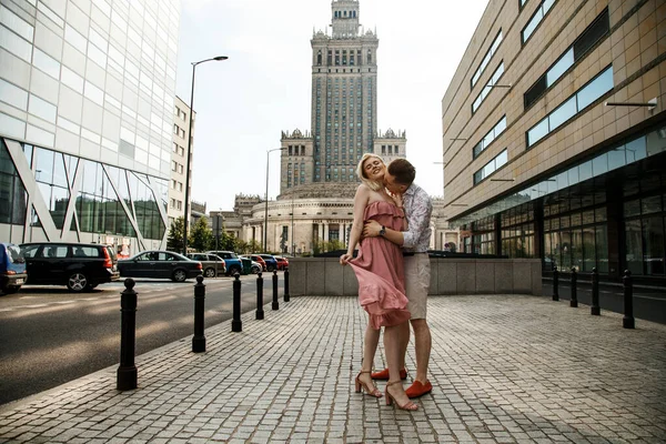 Alojamiento en pareja caminando por la ciudad. El tipo con la niña en Varsovia. Relaciones románticas. — Foto de Stock