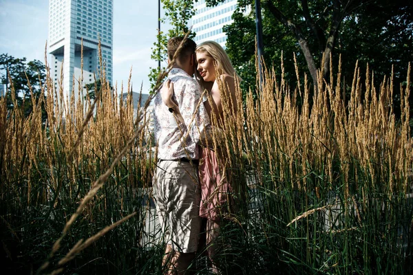 Amar casal andando na cidade. O cara com a menina em Varsóvia. Relação romântica. — Fotografia de Stock