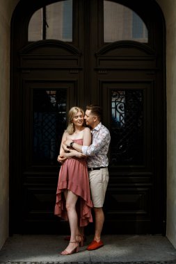 Şehirde yürüyen sevgi dolu bir çift. Varşova 'daki kızın yanındaki adam. Romantik ilişki.