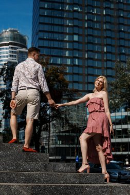 Şehirde yürüyen sevgi dolu bir çift. Varşova 'daki kızın yanındaki adam. Romantik ilişki.