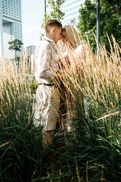 Alojamiento en pareja caminando por la ciudad. El tipo con la niña en Varsovia. Relaciones románticas. — Foto de Stock