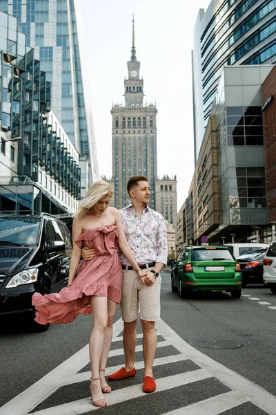 Amar casal andando na cidade. O cara com a menina em Varsóvia. Relação romântica. — Fotografia de Stock