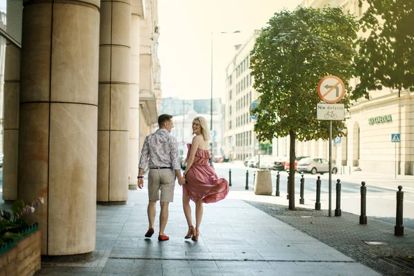 Liefdevol stel dat door de stad loopt. De man met het meisje in Warschau. Romantische relatie. — Stockfoto