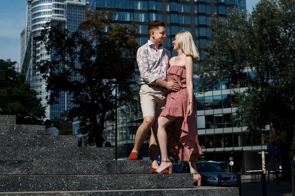 Alojamiento en pareja caminando por la ciudad. El tipo con la niña en Varsovia. Relaciones románticas. — Foto de Stock