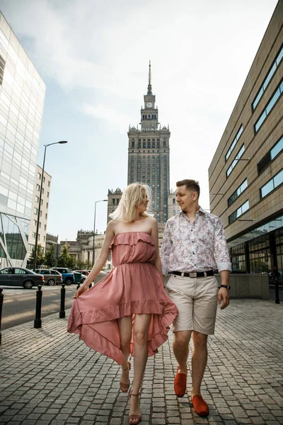 Amar casal andando na cidade. O cara com a menina em Varsóvia. Relação romântica. — Fotografia de Stock