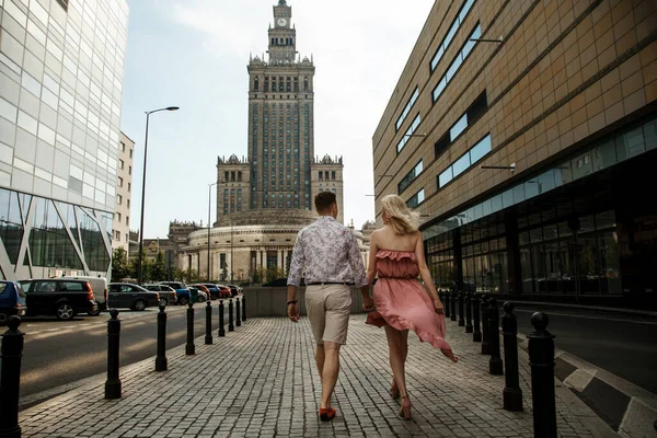 Alojamiento en pareja caminando por la ciudad. El tipo con la niña en Varsovia. Relaciones románticas. — Foto de Stock