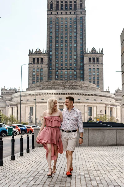 Alojamiento en pareja caminando por la ciudad. El tipo con la niña en Varsovia. Relaciones románticas. — Foto de Stock