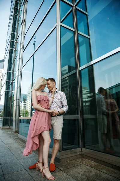 Amar casal andando na cidade. O cara com a menina em Varsóvia. Relação romântica. — Fotografia de Stock