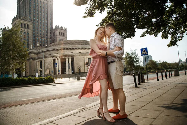 Αγαπημένο ζευγάρι που περπατά στην πόλη. Ο τύπος με το κορίτσι στη Βαρσοβία. Ρομαντική σχέση. — Φωτογραφία Αρχείου