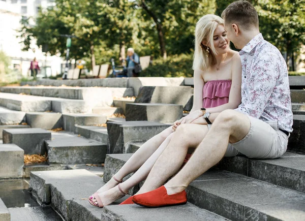 Alojamiento en pareja caminando por la ciudad. El tipo con la niña en Varsovia. Relaciones románticas. — Foto de Stock