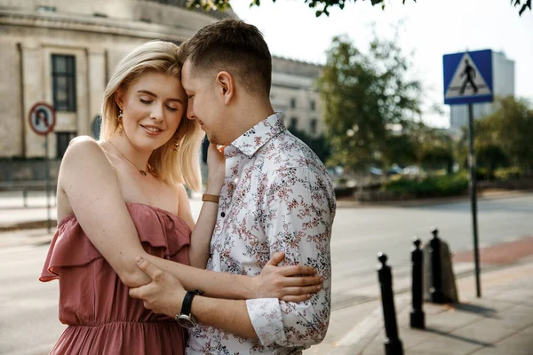 Amar casal andando na cidade. O cara com a menina em Varsóvia. Relação romântica. — Fotografia de Stock