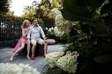 Şehirde yürüyen sevgi dolu bir çift. Varşova 'daki kızın yanındaki adam. Romantik ilişki.