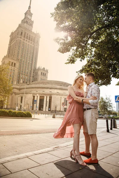 Alojamiento en pareja caminando por la ciudad. El tipo con la niña en Varsovia. Relaciones románticas. — Foto de Stock