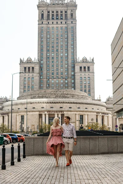 Alojamiento en pareja caminando por la ciudad. El tipo con la niña en Varsovia. Relaciones románticas. — Foto de Stock