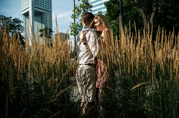 Amar casal andando na cidade. O cara com a menina em Varsóvia. Relação romântica. — Fotografia de Stock