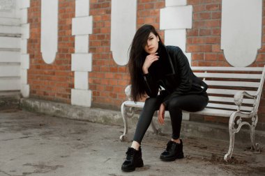 Şehirdeki bir kızın portresi. Şehrin sokaklarında güzel bir esmer. Şık bir kadın Avrupa şehirlerini geziyor..