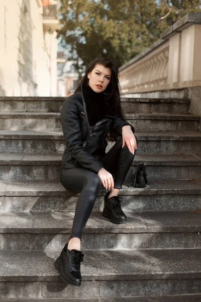 La joven se sienta en las escaleras. Hermosa mujer. Polonia. Polonia — Foto de Stock