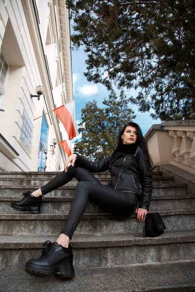 La joven se sienta en las escaleras. Hermosa mujer. Polonia. Polonia — Foto de Stock