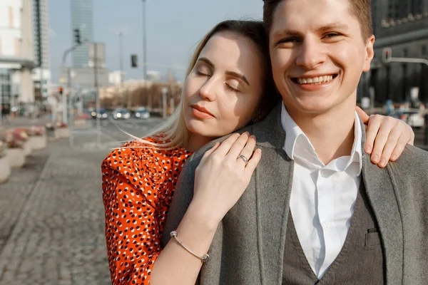 Una Joven Pareja Que Viaja Ciudades Europeas Historia Amor Varsovia —  Fotos de Stock