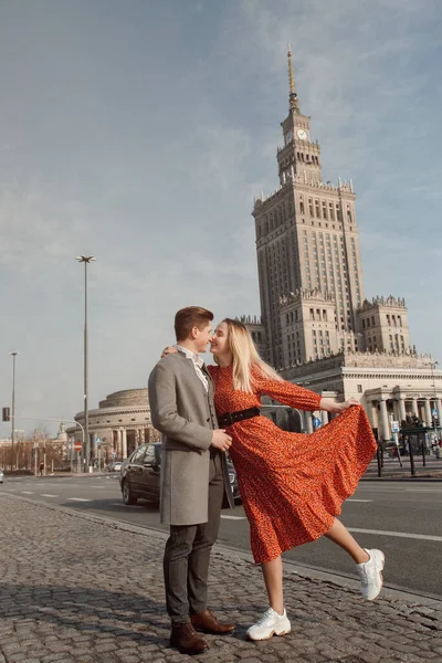 Jovem Casal Viajando Cidades Europeias História Amor Varsóvia Cara Com — Fotografia de Stock