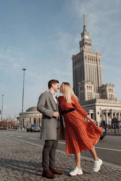 一对正在欧洲城市旅行的年轻夫妇 华沙的爱情故事那个和女孩一起走过城市街道的男人 — 图库照片