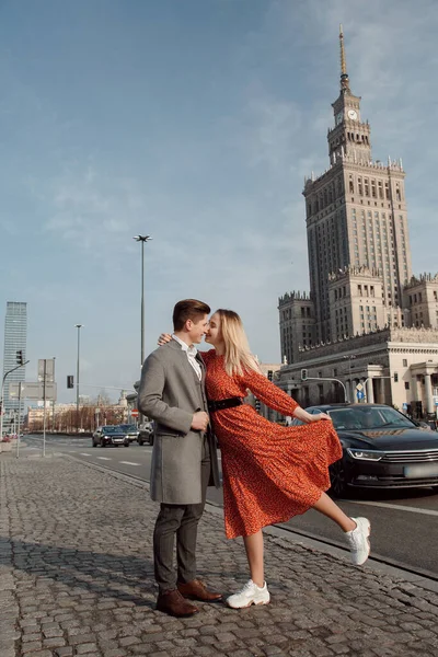 Una Joven Pareja Que Viaja Ciudades Europeas Historia Amor Varsovia — Foto de Stock