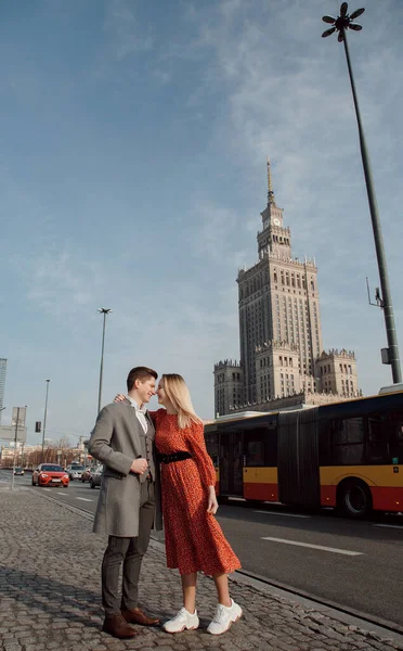 Jovem Casal Viajando Cidades Europeias História Amor Varsóvia Cara Com — Fotografia de Stock