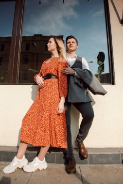 Aşk ilişkisi kavramı erkek ve kadın. Güzel bir çift büyük şehirde yürüyor, sarılıyor, öpüşüyor ve eğleniyorlar. Varşova 'da birbirini seven genç bir çift.