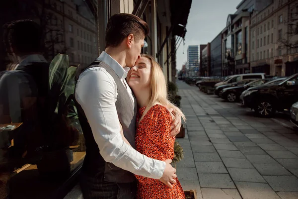 Conceito Relacionamentos Amorosos Homem Mulher Casal Encantador Andando Cidade Grande — Fotografia de Stock