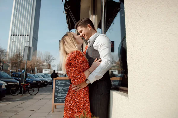 Conceito Relacionamentos Amorosos Homem Mulher Casal Encantador Andando Cidade Grande — Fotografia de Stock