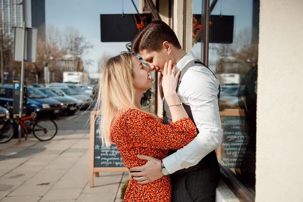 Concept Van Liefdesrelaties Man Vrouw Mooi Stel Wandelen Grote Stad — Stockfoto