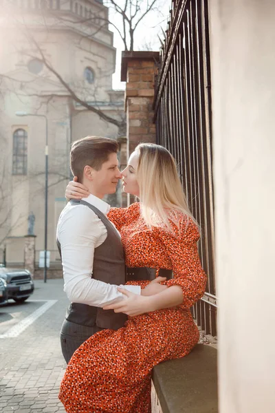 Conceito Relacionamentos Amorosos Homem Mulher Casal Encantador Andando Cidade Grande — Fotografia de Stock