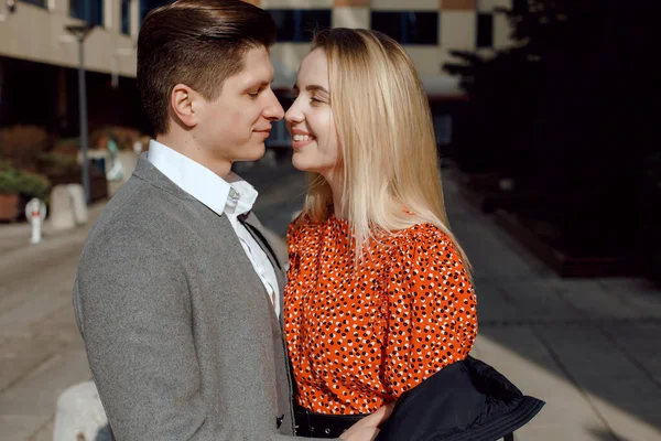 Conceito Relacionamentos Amorosos Homem Mulher Casal Encantador Andando Cidade Grande — Fotografia de Stock