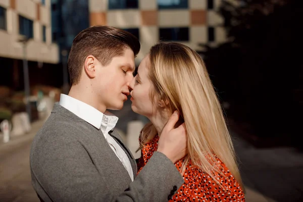 Conceito Relacionamentos Amorosos Homem Mulher Casal Encantador Andando Cidade Grande — Fotografia de Stock