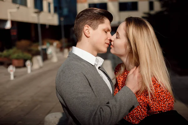 Conceito Relacionamentos Amorosos Homem Mulher Casal Encantador Andando Cidade Grande — Fotografia de Stock