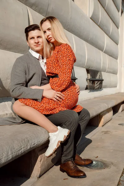 Conceito Relacionamentos Amorosos Homem Mulher Casal Encantador Andando Cidade Grande — Fotografia de Stock