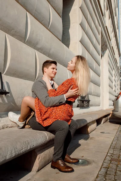 Conceito Relacionamentos Amorosos Homem Mulher Casal Encantador Andando Cidade Grande — Fotografia de Stock