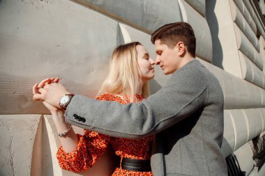 Aşk ilişkisi kavramı erkek ve kadın. Güzel bir çift büyük şehirde yürüyor, sarılıyor, öpüşüyor ve eğleniyorlar. Varşova 'da birbirini seven genç bir çift.