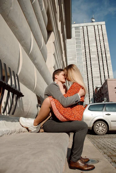 Conceito Relacionamentos Amorosos Homem Mulher Casal Encantador Andando Cidade Grande — Fotografia de Stock