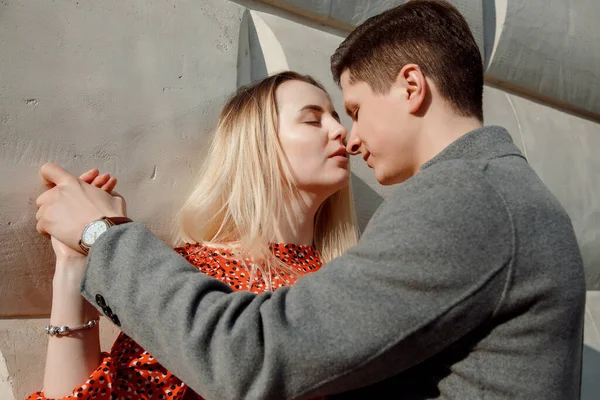 Conceito Relacionamentos Amorosos Homem Mulher Casal Encantador Andando Cidade Grande — Fotografia de Stock