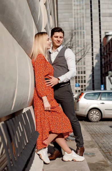 Concepto Relaciones Amorosas Hombre Mujer Preciosa Pareja Caminando Por Gran — Foto de Stock