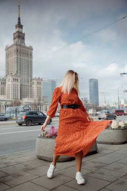 Seyahat ve teknoloji. Akıllı telefonuyla fotoğraf çeken genç bir kadın. Büyük şehir Varşova