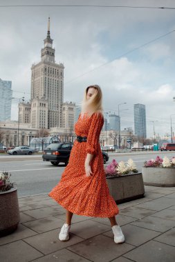 Seyahat ve teknoloji. Akıllı telefonuyla fotoğraf çeken genç bir kadın. Büyük şehir Varşova