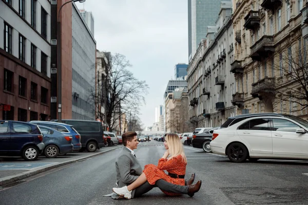 Aşk Ilişkisi Kavramı Erkek Kadın Güzel Bir Çift Büyük Şehirde — Stok fotoğraf