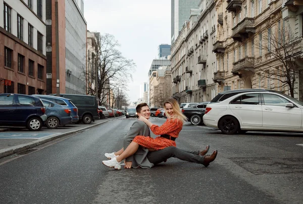 Conceito Relacionamentos Amorosos Homem Mulher Casal Encantador Andando Cidade Grande — Fotografia de Stock